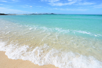 Fototapeta na wymiar 美しい沖縄の青い海