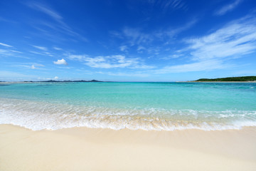 美しい沖縄の青い海