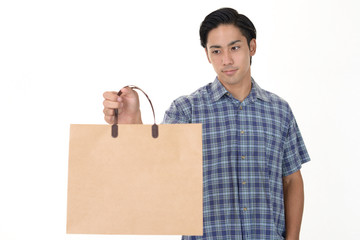 買い物袋を持つ若い男性