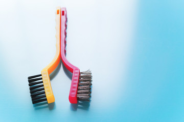 使用感のあるワイヤーブラシと樹脂ブラシ