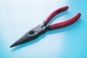 使用感のある閉じたラジオペンチ