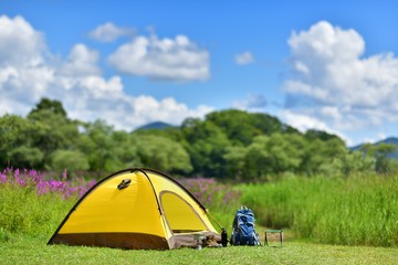 夏の高原・湖畔のキャンプ