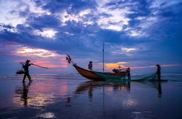 海边渔民，日出，大海，早晨
