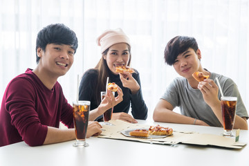 Group of friends eating pizza.