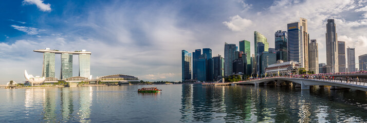 Fototapeta na wymiar Views of the Marina Bay promenade in Singapore