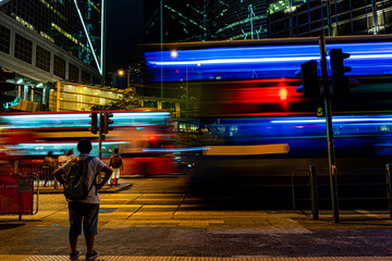 深夜はすべてのトラフィックをミステリアスな光に変える