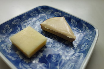皿の上のチーズ