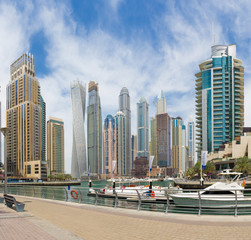 Obraz na płótnie Canvas DUBAI, UAE - MARCH 22, 2017: The skyscrapers of Marina with the promenade.
