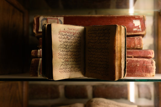 Cette photo a &eacute;t&eacute; prise en Egypte, au nord du pays au Caire. Il s'agit d'un livre Coran situ&eacute; dans le quartier copte du Caire dans l'Eglise suspendue.