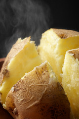 湯気の立つほかほかのジャガイモのアップ写真