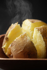 湯気の立つほかほかのジャガイモのアップ写真