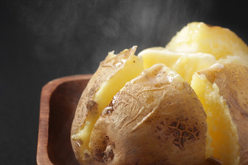 湯気の立つほかほかのジャガイモのアップ写真