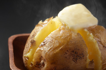 バターが乗った湯気が立つジャガイモバター