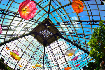 sombrillas de colores rosa, amarillo, naranja, con forma de flores, entro del Muttart Conservatory,...