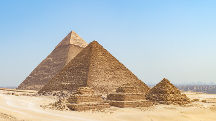 Les célèbres pyramides de Gizeh alignées et le Caire