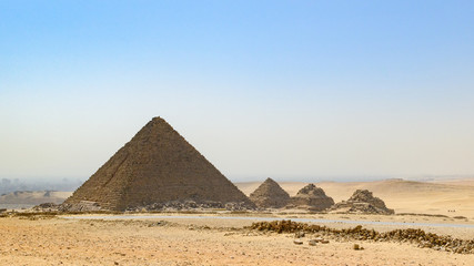 Fototapeta na wymiar La Pyramide de Mykérinos et les Pyramides des reines