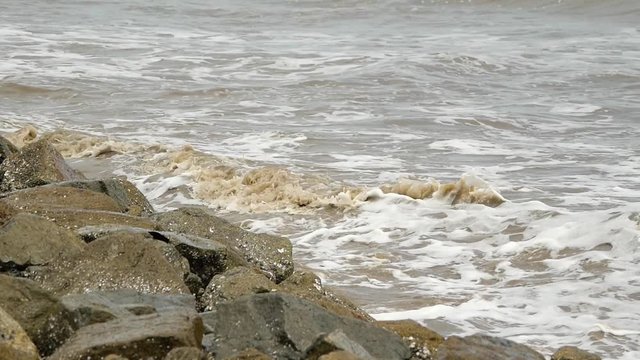 The waves in the sea are very dangerous, 180p/120fps
