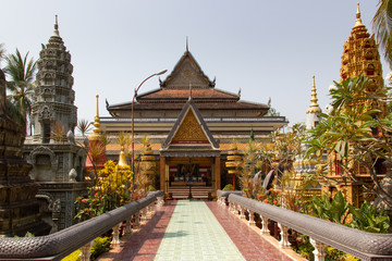 Naklejka premium Pagoda Wat Preah Prohm Rath w Siem Reap. Jest to największa pagoda znajdująca się w mieście Siem Reap w Kambodży. Jest to jeden z najstarszych klasztorów w Siem Reap, a jego historia sięga 500 lat wstecz.