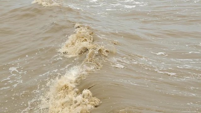 The waves in the sea are very dangerous, 180p/120fps