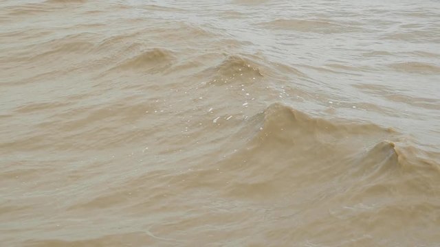 The waves in the sea are very dangerous, 180p/120fps