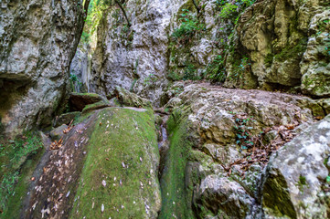 Gola di Jana nel sentiero 168 a Braccano nelle Marche