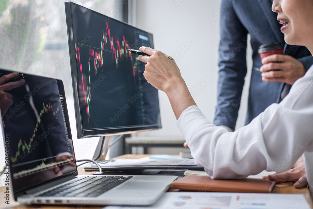 Aufkleber business team partner working with computer, laptop, discussion and analyzing graph stock market tra