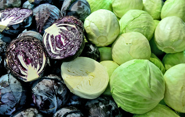 Fototapeta na wymiar Half purple half green of cabbages group in the market.