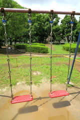 ブランコのある夏の雨上がりの公園風景