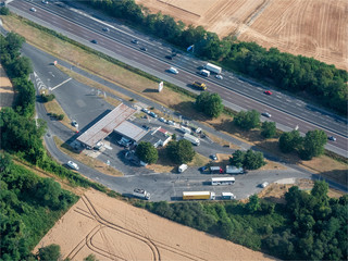 vue aérienne d'une station service sur une autoroute dans le Val d'Oise en France
