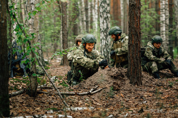 Naklejka premium Soldiers on a halt. Preparing for the attack. Digging a trench.