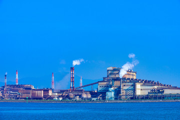 夏の洞海湾を望む北九州工業地帯