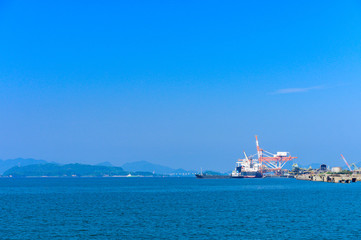 夏の洞海湾を望む北九州工業地帯