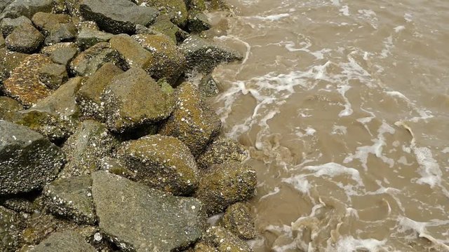 The waves in the sea are very dangerous, 180p/120fps
