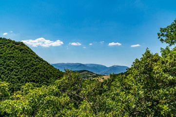 Vista lungo il sentiero 168 Gola di Jana da Braccano