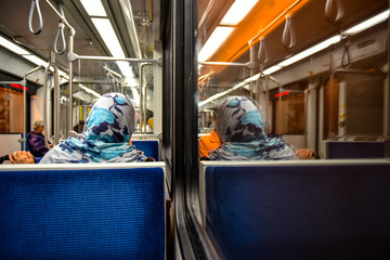 mujer de medio oriente refugiada en la ciudad de Edmonton Alberta Canadá,  en un tren subterráneo...