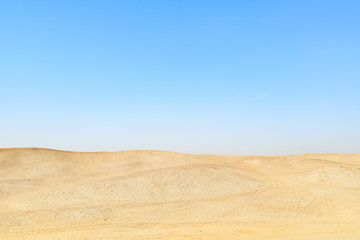 Fototapeta na wymiar Le désert égyptien sous un ciel bleu