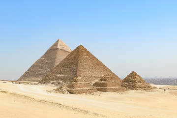 Les célèbres pyramides de Gizeh alignées et le Caire