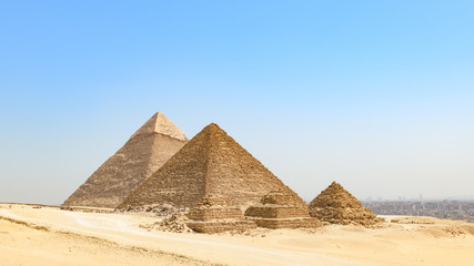 Fototapeta na wymiar Les célèbres pyramides de Gizeh alignées et le Caire
