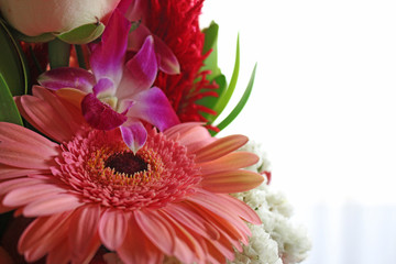Flower arrangement that is suited for summer