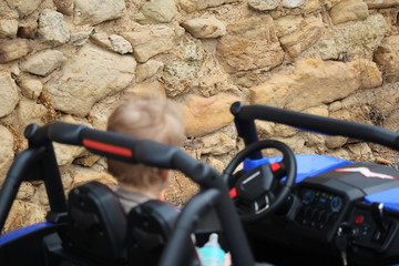 enfant qui fait de la voiture