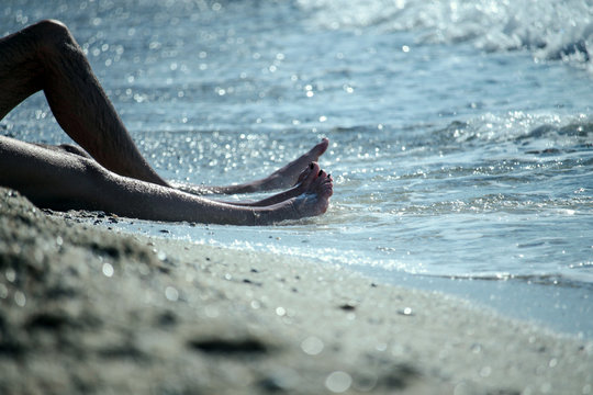 piedi a mollo in spiaggia