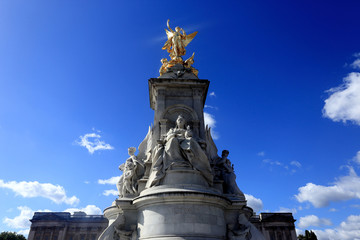 Obraz premium The Queen Victoria Memorial located in front of Buckingham Palace, London : United Kingdom