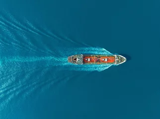 Luftaufnahme von oben Ölschiffstankeröl aus der Raffinerie auf dem Meer. © Pawinee
