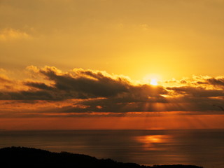 雲上に現れた初日の出
