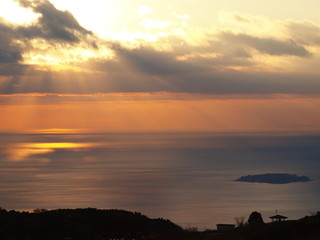 雲間から差し込む初日の出の陽光