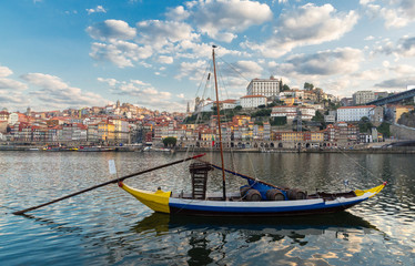 Obraz premium Barca sobre el río Duero en oporto, Portugal
