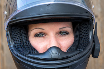 Frau trägt Motorradhelm