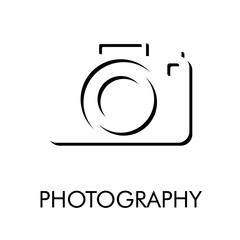 Logotipo con texto PHOTOGRAPHY con cámara en espacio negativo en color negro