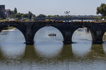 Pêcheurs sous un pont