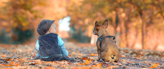 Kind und Hund genießen den Herbsttag